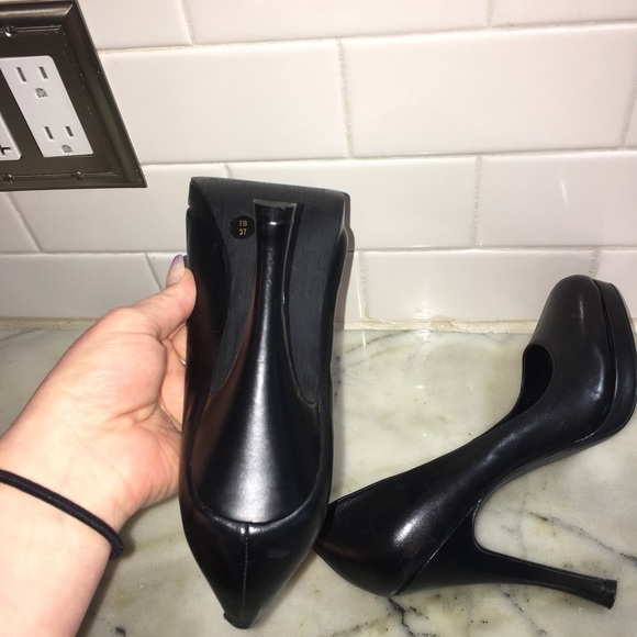 BCBGeneration Black Platform Heels 👠 - Picture 10 of 16